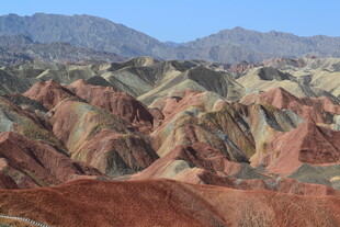 七彩山峦壮美景观