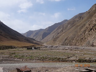 山间开阔谷地风景