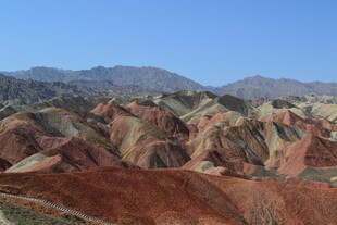 七彩斑斓的壮丽丹霞地貌