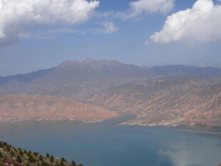 高山下的宁静蓝色湖泊