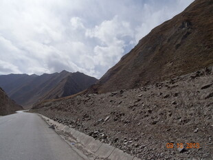 山间公路 碎石相伴