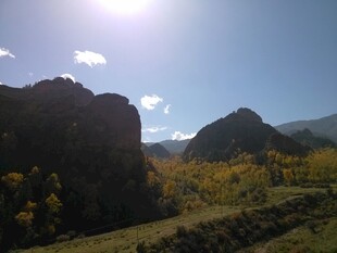 山间美景 阳光照耀秋色