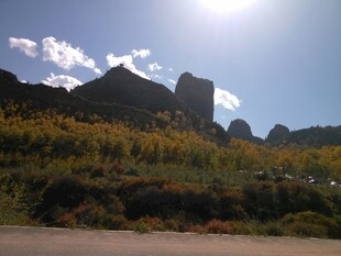 山间美景 阳光照耀的壮丽风光