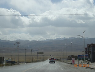 公路上行驶的汽车与远山