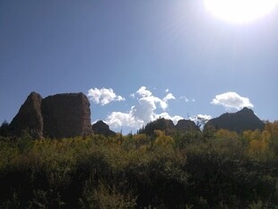 阳光下的野外古老建筑