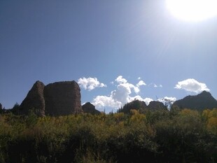 阳光下的山野岩石景观