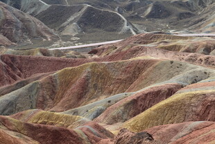 七彩斑斓的壮丽山川景观