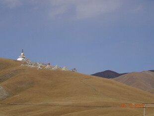 山丘上的白色建筑景观