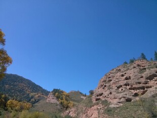 蓝天映衬下的壮美山峦