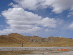 蓝天白云下的壮美山地景观