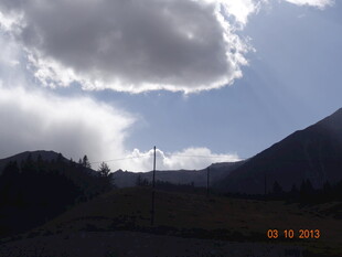 山间云景与输电塔