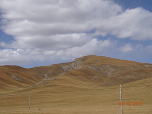广袤山丘与蓝天白云景观