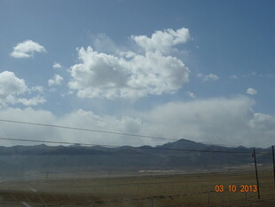 辽阔草原与远山蓝天