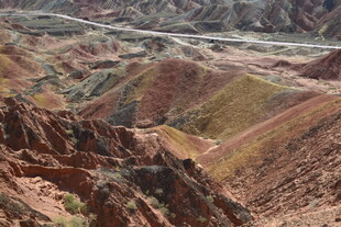 七彩斑斓的壮丽山地景观