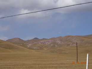 广袤荒原与远山景色