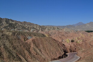 蜿蜒公路穿行于壮美山峦