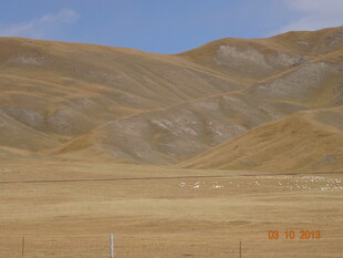 广袤荒凉的山地景观