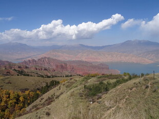 秋日山间湖泊壮丽风光