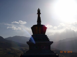 阳光下的庄严佛塔