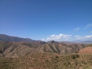 壮丽山景 蓝天白云相伴