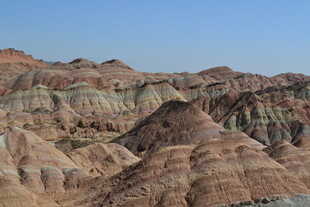 五彩斑斓的奇特山丘景观