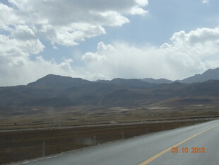 公路伸向远方的壮美风景