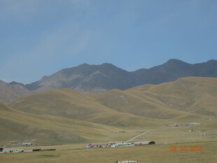 广袤山地间的多彩营地