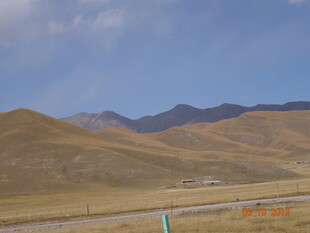 广袤荒原上的壮丽山脉