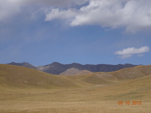 广袤荒原与远山蓝天