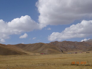 草原山丘上的蓝天白云