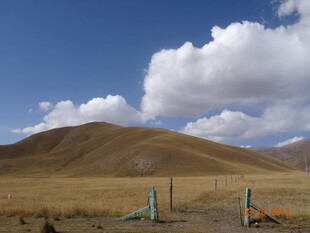 草原山丘间的开阔风景