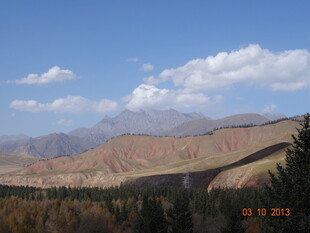 壮丽山景与蓝天绿树