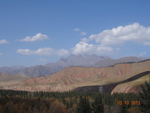 壮丽山景与蓝天白云