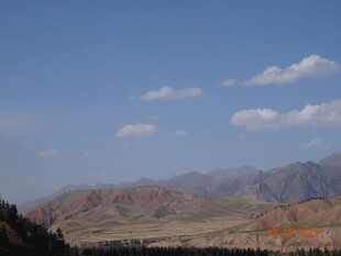 壮丽山景 蓝天白云相伴