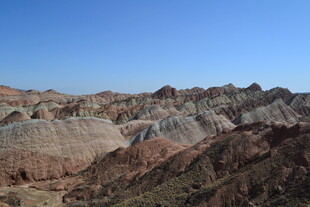 七彩斑斓的壮丽丹霞地貌