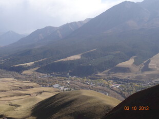 山间村落 广袤田野与远山