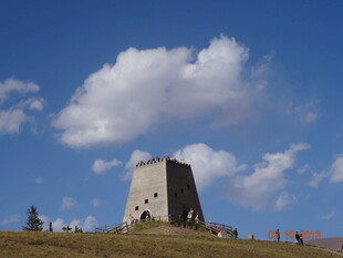 草原上的古老石砌建筑