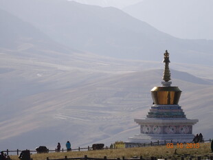 高山上的庄严佛塔