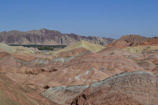 七彩斑斓的壮丽丹霞地貌