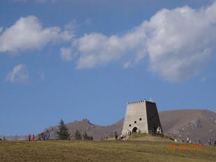 草原上的古老石建筑