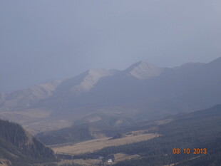 壮丽山景与开阔谷地