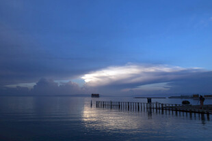 海边暮色中的长栈桥