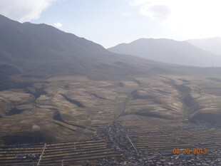 山间开阔地貌风景图