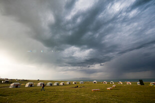 草原上的乌云与草垛景观