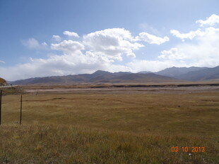广袤草原与远处山峦风景