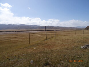 草原围栏与远处山峦风景
