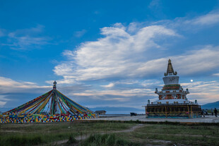 草原上的多彩经幡与佛塔