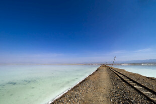 盐湖铁轨延伸至天际