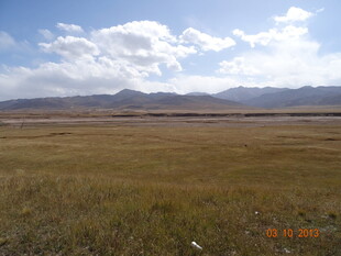 广袤草原与远处山峦