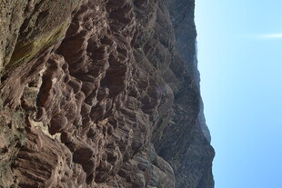 陡峭岩壁仰视图